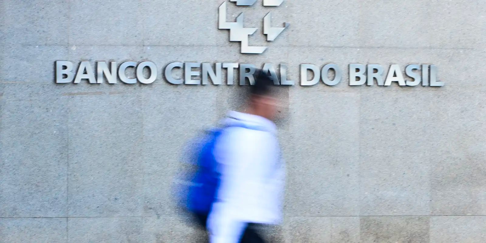 bc-acompanha-tarifaco-e-ve-juro-alto-por-tempo-“bastante-prolongado”