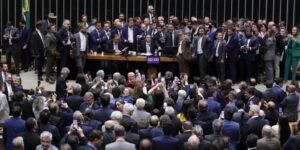 apos-obstrucao-de-plenario,-hugo-motta-abre-sessao-e-pede-respeito