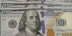 dolar-cai-para-r$-5,42-e-atinge-menor-valor-em-mais-de-um-mes